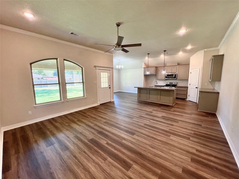 Spacious, unfurnished interior of a new home in , Angleton (Image 17).