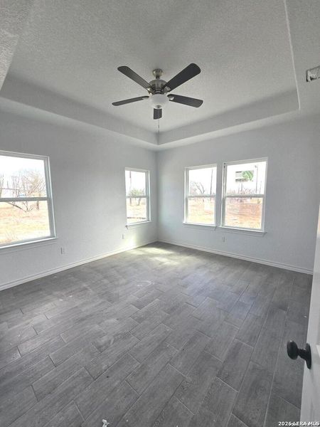 Spacious, unfurnished interior of a new home in , Natalia (Image 6).