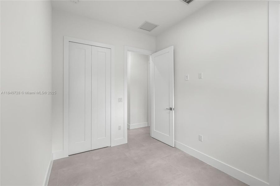 Spacious, unfurnished interior of a new home in , Biscayne Park (Image 36).