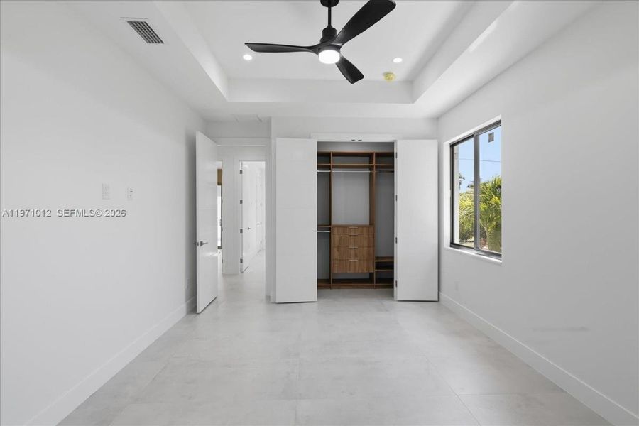 Spacious, unfurnished interior of a new home in , Cape Coral (Image 17).