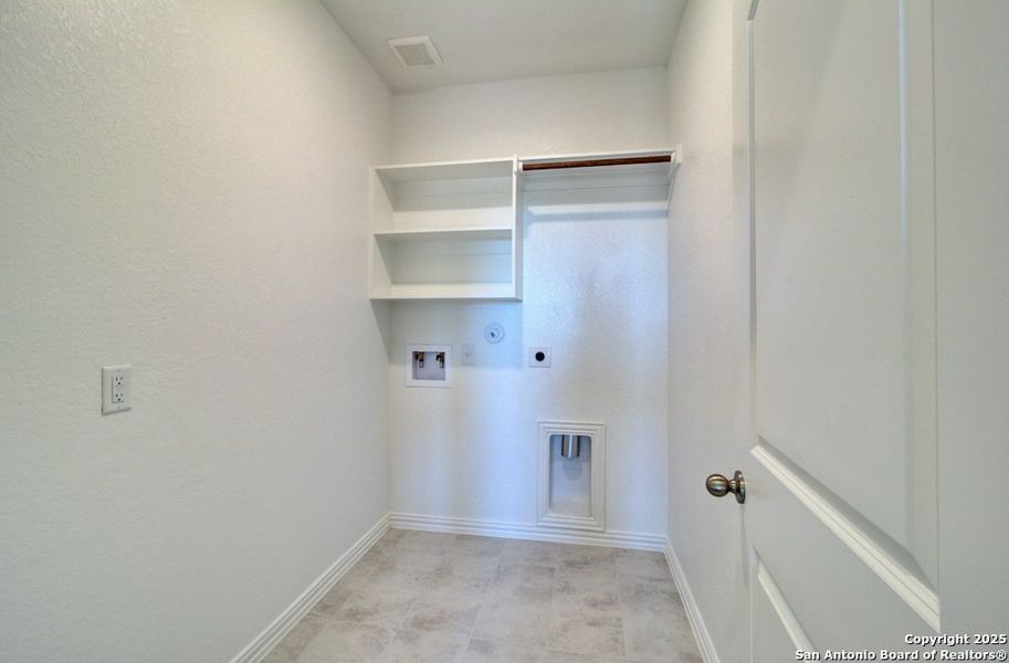Spacious, unfurnished interior of a new home in Sunflower Ridge, New Braunfels (Image 21).