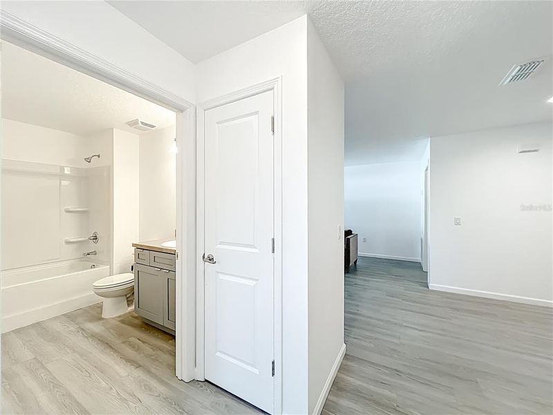 Spacious, unfurnished interior of a new home in , Orlando (Image 19).