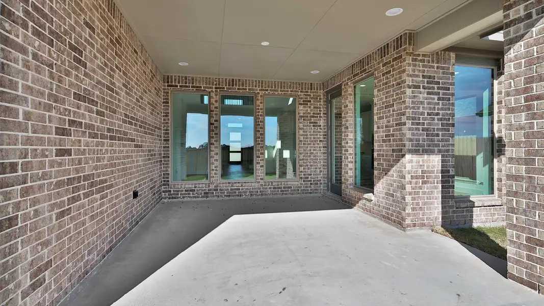 Exterior details and patio area of a home in Valencia, Manvel (Image 3).