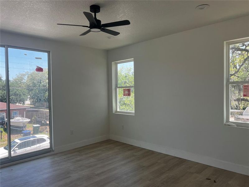 Spacious, unfurnished interior of a new home in , Tampa (Image 4).