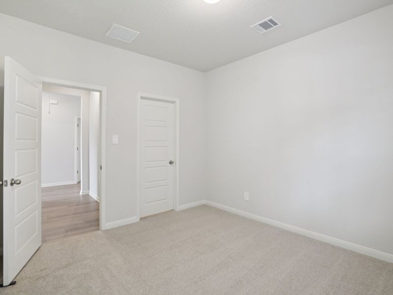 Spacious, unfurnished interior of a new home in Arcadia Ridge - Classic Series, San Antonio (Image 21).