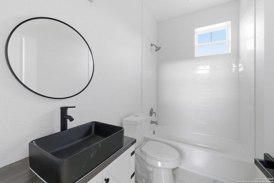 Furnished interior view inside a new home in , Bandera (Image 7).