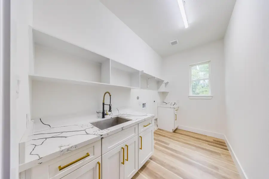 Another view of the laundry room. Another view of the laundry room.