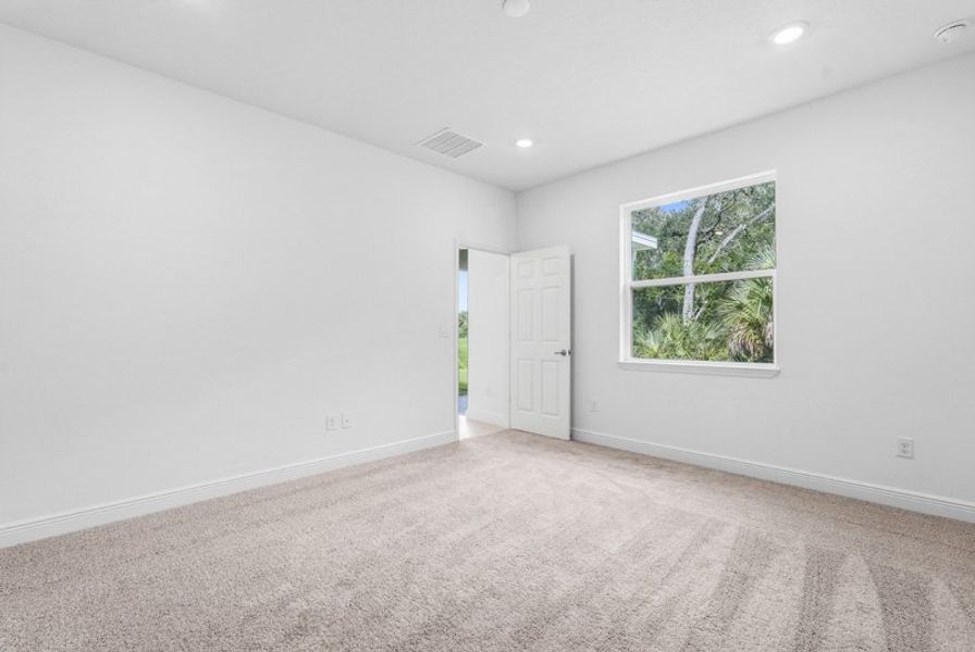 Spacious, unfurnished interior of a new home in Eden Hills, Lake Alfred (Image 40).