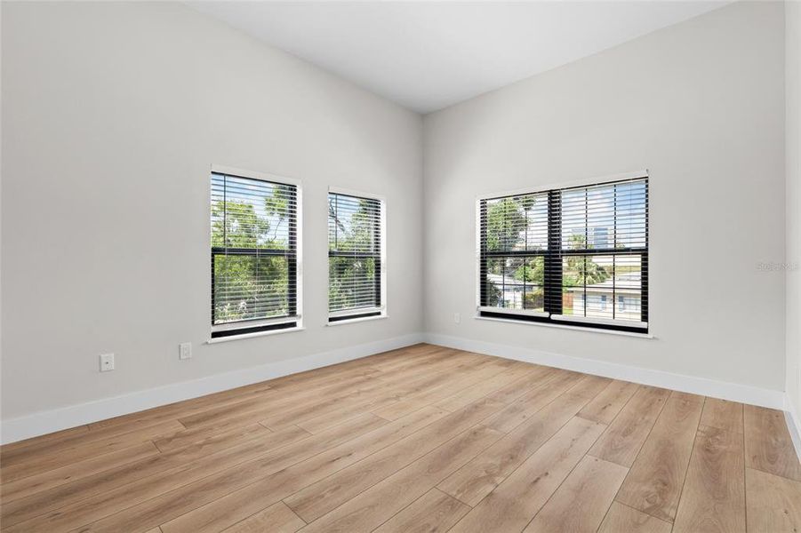 Spacious, unfurnished interior of a new home in , Tampa (Image 38).
