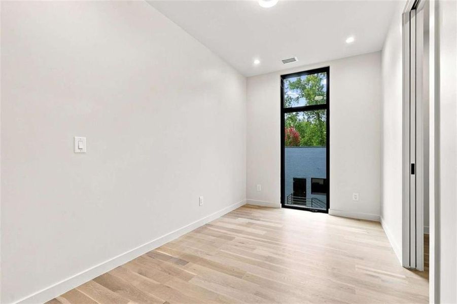 Spacious, unfurnished interior of a new home in , Atlanta (Image 31).