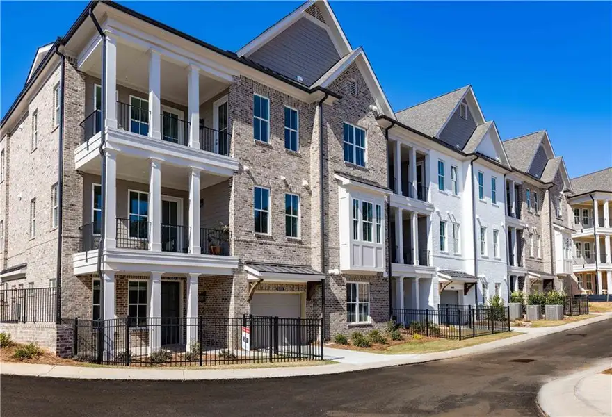 Condo located in Peachtree Corners, GA showcasing its design and architecture (Image 4).