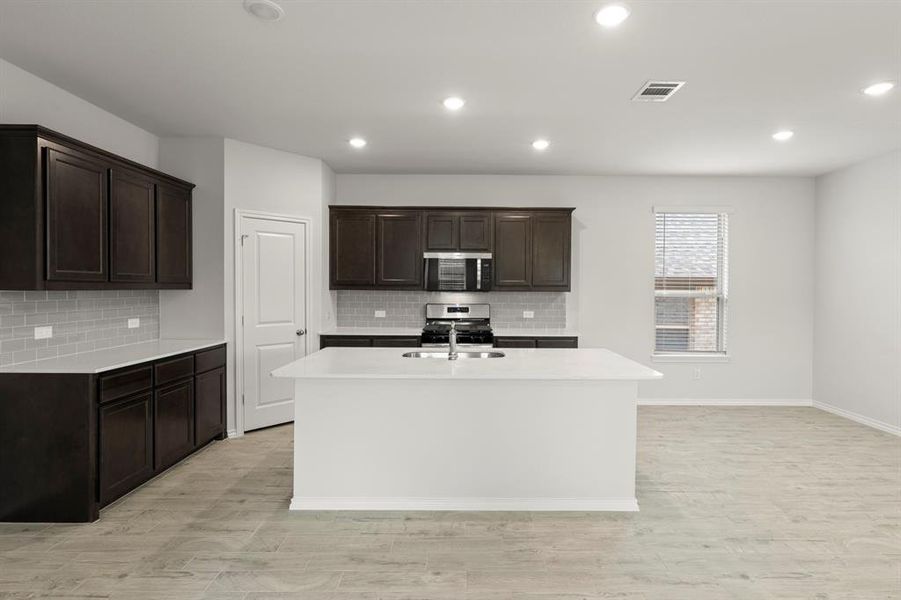 08. 2512 Russell - Kitchen