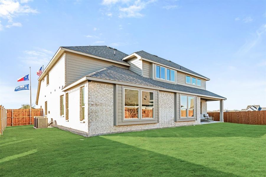 Exterior details and patio area of a home in Ridgepoint, Midlothian (Image 3).