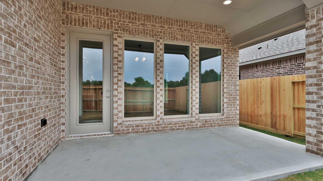 Exterior details and patio area of a home in Valencia, Manvel (Image 2).