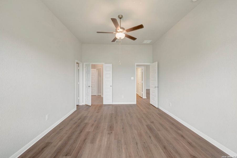 Spacious, unfurnished interior of a new home in Mesquite Ridge, San Antonio (Image 23).