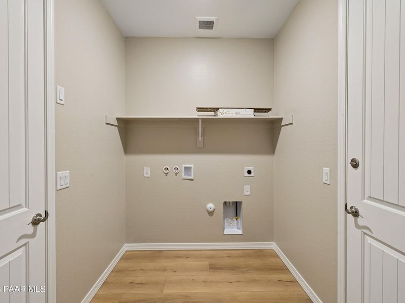 Spacious, unfurnished interior of a new home in North Ridge at Pronghorn Ranch, Prescott Valley (Image 24).