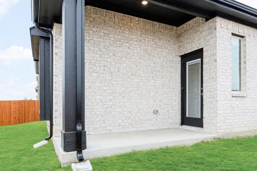 Exterior details and patio area of a home in Star Ranch, Godley (Image 19).