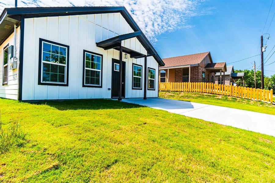 Exterior details and patio area of a home in , Granbury (Image 3).