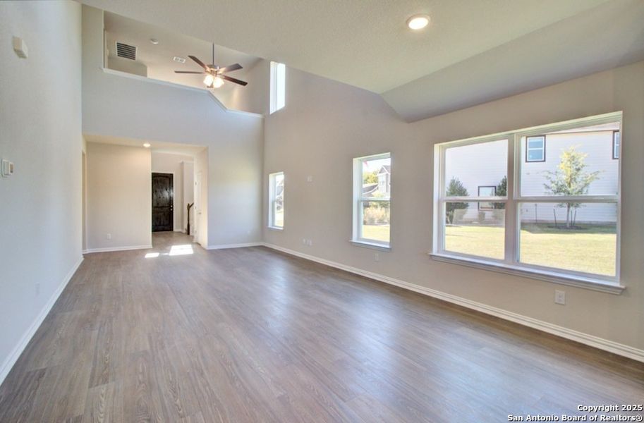 Spacious, unfurnished interior of a new home in Casinas at Gruene, New Braunfels (Image 12).
