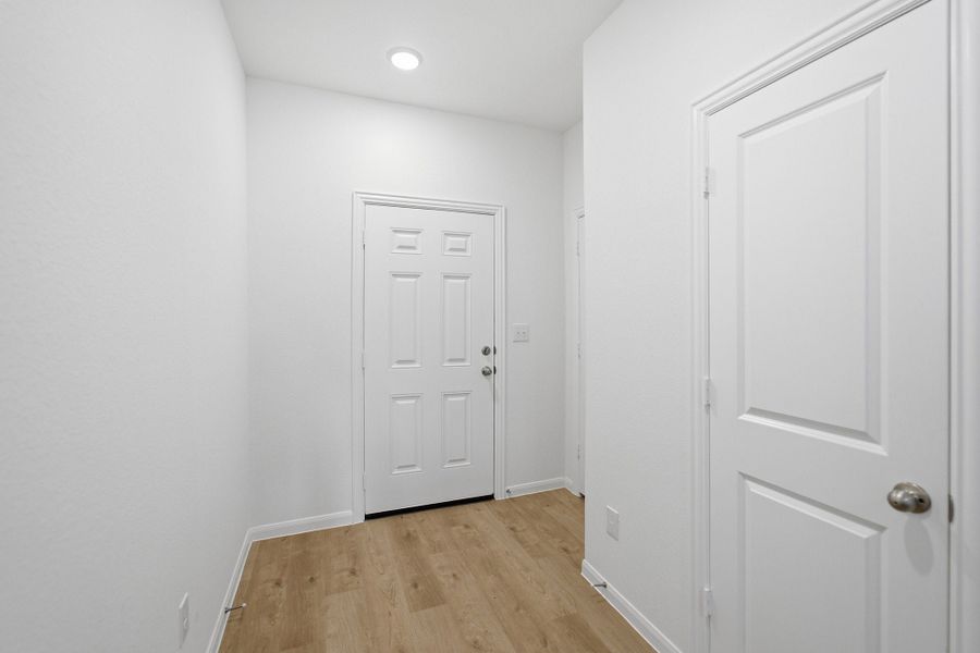 Spacious, unfurnished interior of a new home in Caney Mills, Conroe (Image 21).