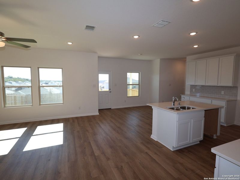 Spacious, unfurnished interior of a new home in Hunters Ranch, San Antonio (Image 26).