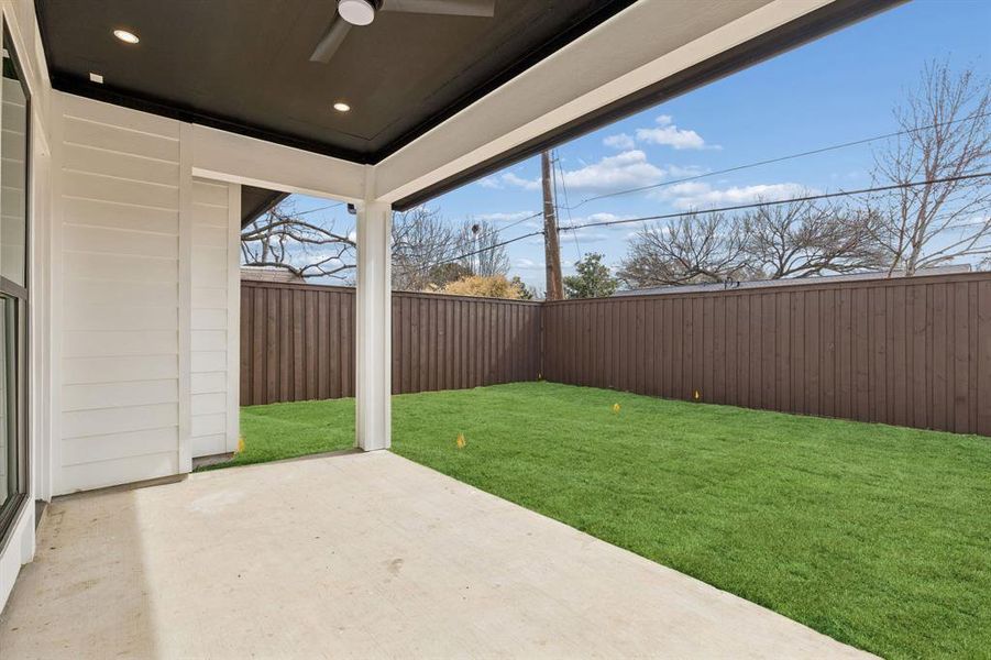 Exterior details and patio area of a home in , Farmers Branch (Image 4).