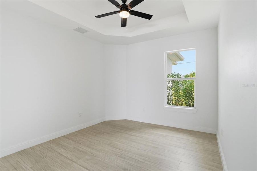 Spacious, unfurnished interior of a new home in , Cape Coral (Image 37).