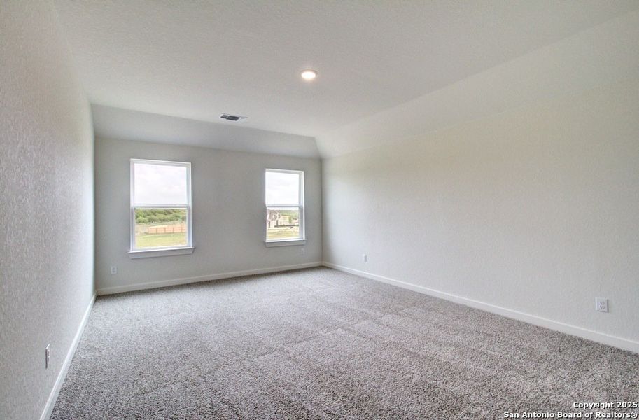 Spacious, unfurnished interior of a new home in Cloud Country, New Braunfels (Image 15).