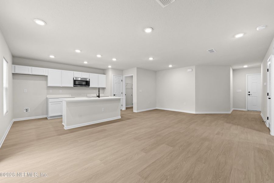 Spacious, unfurnished interior of a new home in , Jacksonville (Image 18).