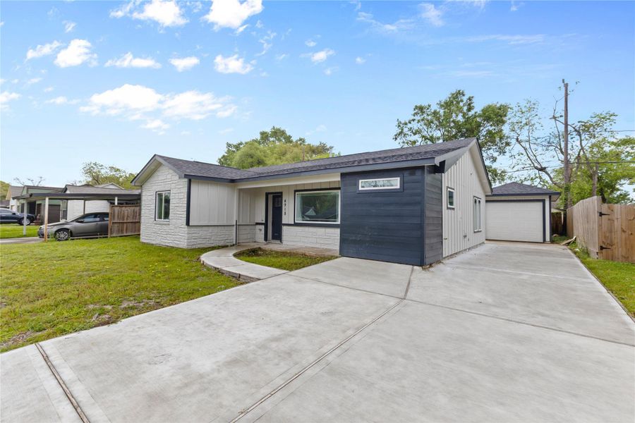 Builder added double wide extended driveway Builder added double wide extended driveway