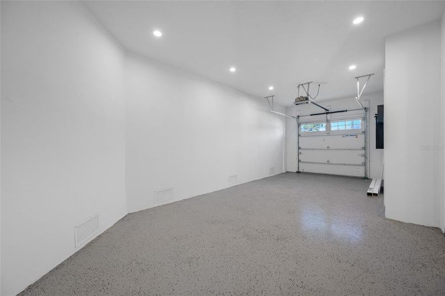 Spacious, unfurnished interior of a new home in , Treasure Island (Image 24).