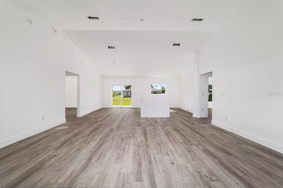 Spacious, unfurnished interior of a new home in , Ocala (Image 7).