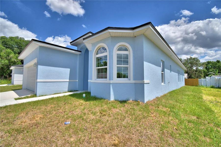 Exterior details and patio area of a home in , Winter Haven (Image 4).