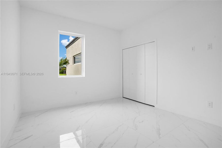 Spacious, unfurnished interior of a new home in , Cape Coral (Image 24).