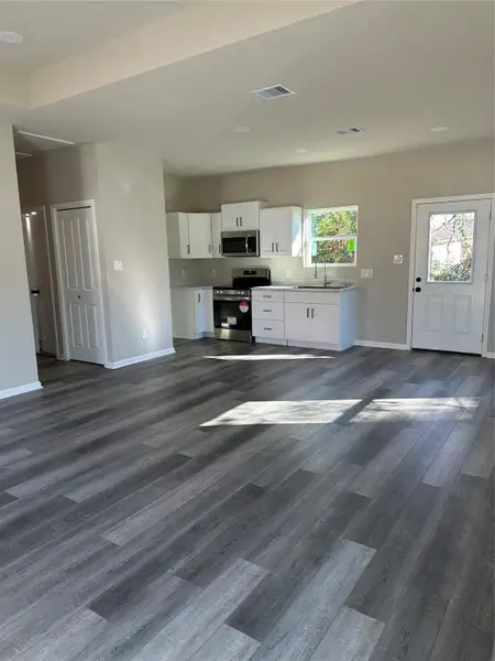 Spacious, unfurnished interior of a new home in , Beaumont (Image 4).