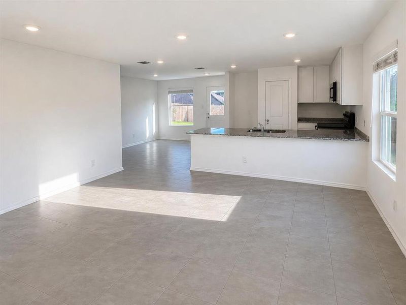 Spacious, unfurnished interior of a new home in Wright Farms: Watermill Collection, Dallas (Image 15).