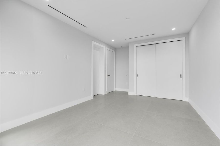 Spacious, unfurnished interior of a new home in , Key Biscayne (Image 22).