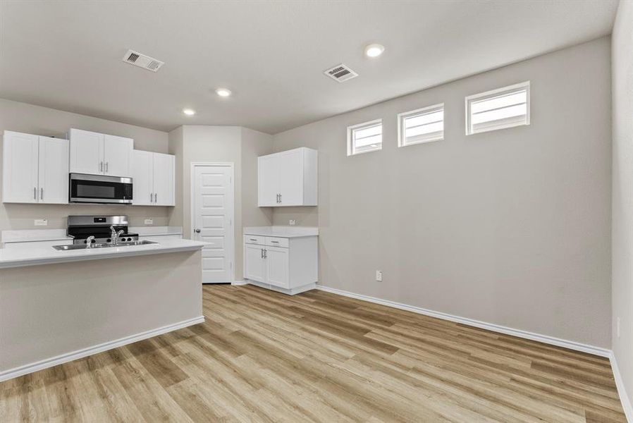 Spacious, unfurnished interior of a new home in Orchard Village, Fort Worth (Image 14).