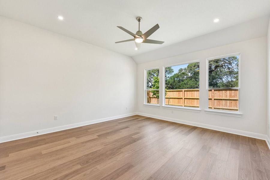 Spacious, unfurnished interior of a new home in Persimmon, Buda (Image 12).