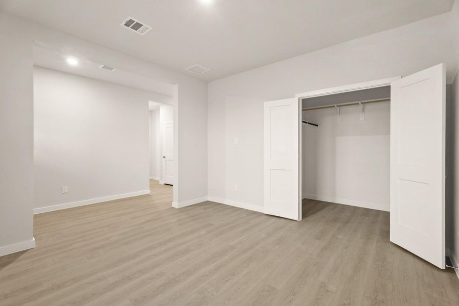 Spacious, unfurnished interior of a new home in Trails at Woodhaven, La Marque (Image 27).