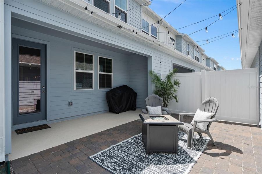 Exterior details and patio area of a home in Aulin Square, Oviedo (Image 27).