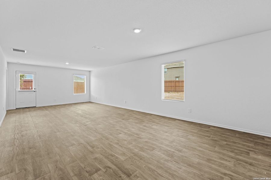 Spacious, unfurnished interior of a new home in Avenida, Converse (Image 22).