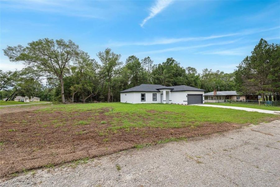 Exterior details and patio area of a home in , Dunnellon (Image 27).