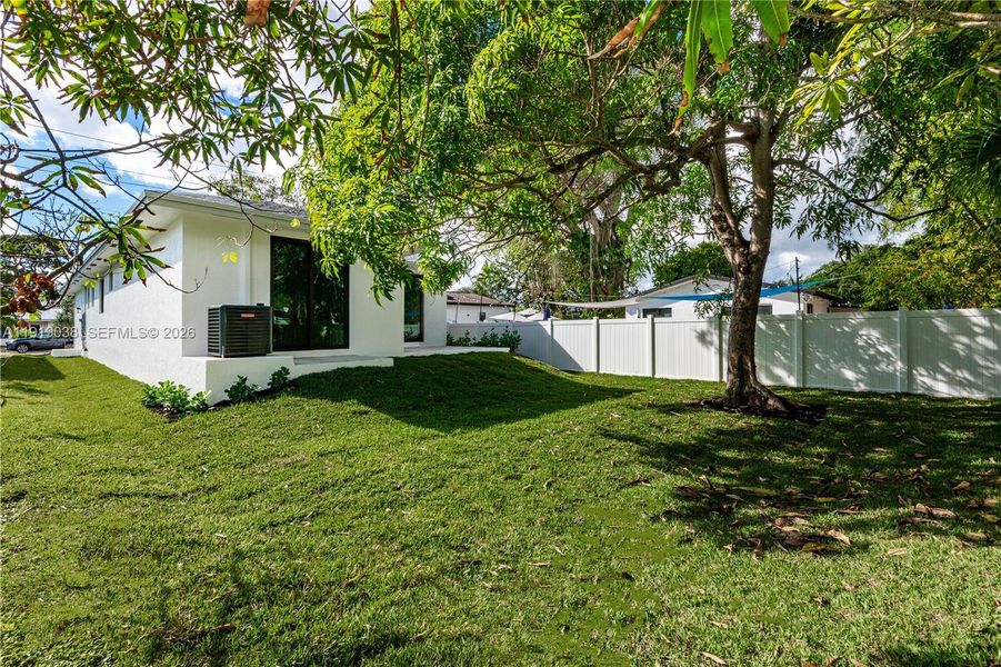 Exterior details and patio area of a home in , Oakland Park (Image 24).