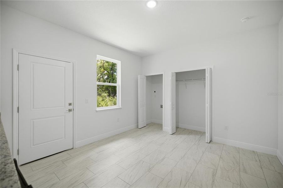 Spacious, unfurnished interior of a new home in , Citrus Springs (Image 28).