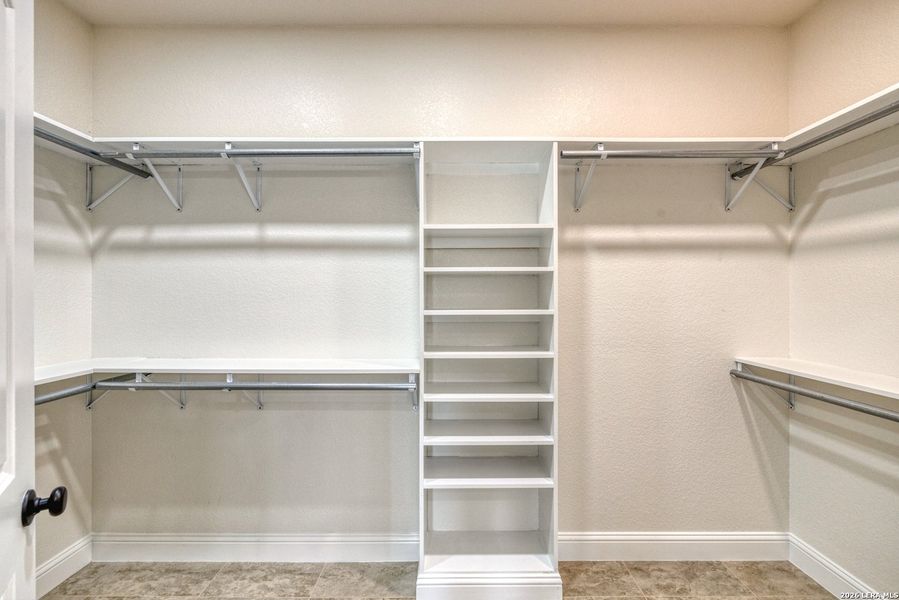 Spacious, unfurnished interior of a new home in , Uvalde (Image 24).