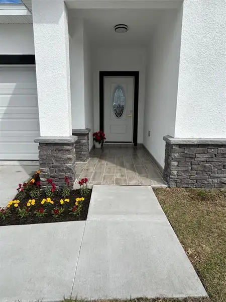 Exterior details and patio area of a home in , Lake Wales (Image 3).