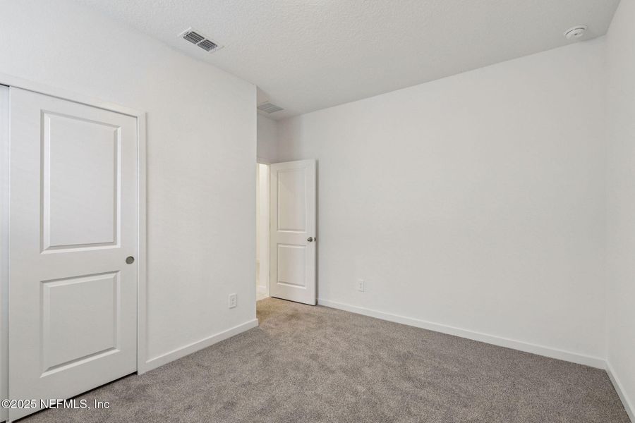 Spacious, unfurnished interior of a new home in Azalea Creek, Jacksonville (Image 36).
