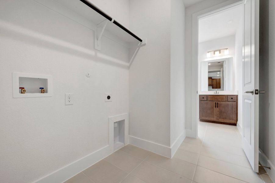 Spacious, unfurnished interior of a new home in Treeline, Justin (Image 30).