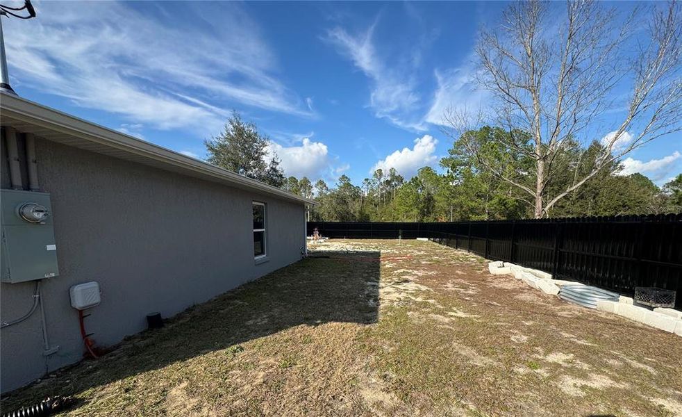 Exterior details and patio area of a home in , Dunnellon (Image 3).